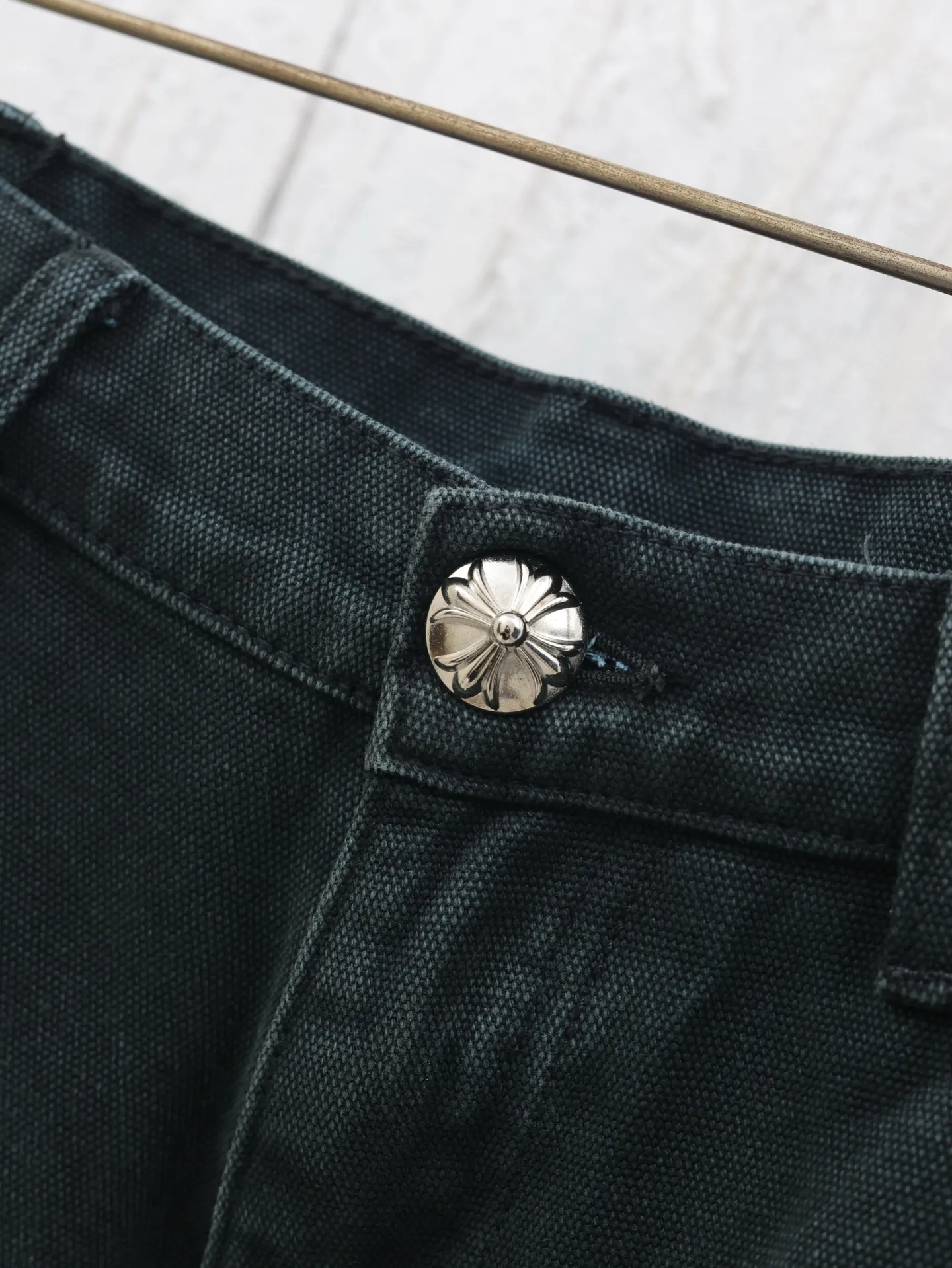 🅿️560 Come Heart*/Cro Heart Ch Starry Sky Cross Genuine Leather Patch Work Jeans. The washing process uses a combination of multiple processes such as heavy fermentation, washing and frying, spraying with horse and so on. Genuine leather patches, straight hem design, frayed feet, and accessories and hardware all customized in matching colors to achieve perfect consistency.  Size: 31/32/33/34